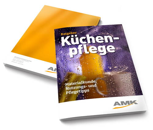 Ratgeberbroschüre „Küchenpflege“ mit nasser, beschlagener Glasoberfläche auf dem Titel und gelbem Rückseitenumschlag im AMK‑Design