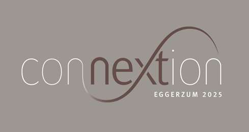 Logo mit dem Schriftzug „connexion“ in geschwungener Typografie, bei dem der Buchstabe „x“ als dynamische Kurve hervorgehoben ist, darunter der Zusatz „Eggerzum 2025“ auf grauem Hintergrund.