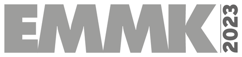 Graues Logo mit dem Schriftzug „EMMK“ und der vertikal gesetzten Jahreszahl „2023“ rechts daneben