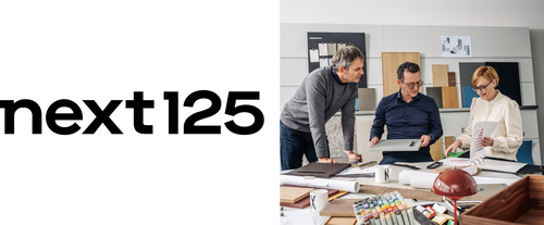 Drei Designer stehen gemeinsam an einem großen Schreibtisch und besprechen Farb- und Materialmuster für eine Innenraumgestaltung
