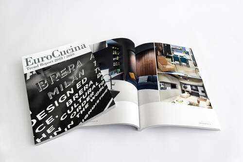 Aufgeschlagener „EuroCucina Trend Report 2018/2019“ mit Titel in schwarz-weißer Typografie und Innenseiten, die moderne Küchen- und Wohnraum-Designs in Farbfotos zeigen