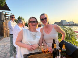 Annika Buchholz (L&S) und Ivonne Deters (Goos Communication) genossen den wunderbaren Abend in vollen Zügen.