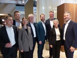 Auch die MHK-Group machte sich schlau über die Mailand-Trends und besuchte Häcker (v. r. Jochen Finkemeier, Karin Padinger mit MHK-Chef Volker Klodwig und Kai Blaß, Einkauf, wie auch Peter Leszinski, l.).