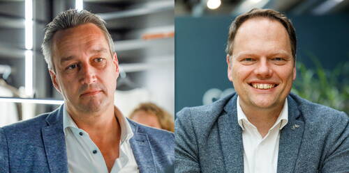 Zwei Männer in blauen Sakkos und weißen Hemden, links nachdenklich in modernem Innenraum, rechts freundlich lächelnd vor unscharfem Bürohintergrund nebeneinandergestellt