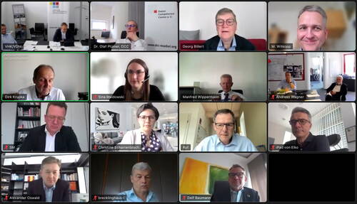 Teilnehmende einer geschäftlichen Videokonferenz mit mehreren Sprecherfenstern, die konzentriert an einer digitalen Besprechung in modernen Büro- und Homeoffice-Umgebungen teilnehmen.