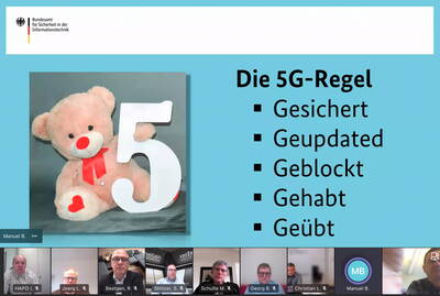 Online-Präsentation des BSI mit Folie zur „5G-Regel“, die ein rosa Teddybär mit großer weißer Zahl 5 und die fünf Sicherheitsbegriffe „Gesichert, Geupdated, Geblockt, Gehabt, Geübt“ zeigt, darunter die Teilnehmenden der Videokonferenz.