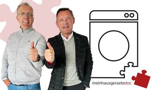 Zwei lächelnde Männer zeigen den Daumen hoch neben einer stilisierten Waschmaschinen-Grafik mit Logo „meinhausgeraetedoc“ und rotem Puzzleteil.
