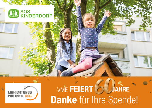 Zwei fröhliche Kinder sitzen auf einem Klettergerüst im Hof vor einem Wohnhaus, während darüber das SOS-Kinderdorf-Logo und darunter ein orangefarbenes Banner mit dem Jubiläum „VME feiert 60 Jahre – Danke für Ihre Spende!“ zu sehen sind.
