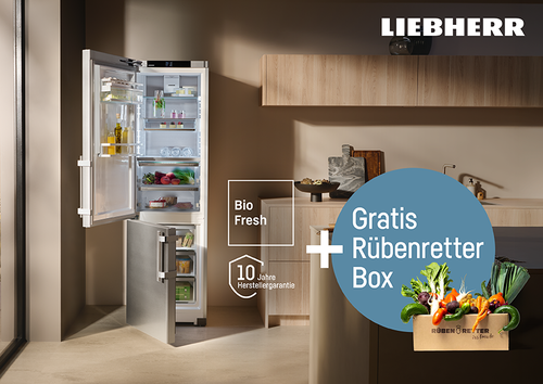 Offener Liebherr-Kühlschrank in moderner Küche mit BioFresh-Fächern, umgeben von Werbehinweisen zu 10 Jahren Herstellergarantie und einer gratis Rübenretter-Gemüsekiste.