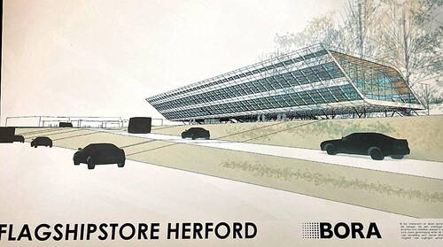 Architektonische Visualisierung eines futuristischen, langgestreckten Glasbaus des Flagshipstores an einer Straße mit vorbeifahrenden Autos in Herford