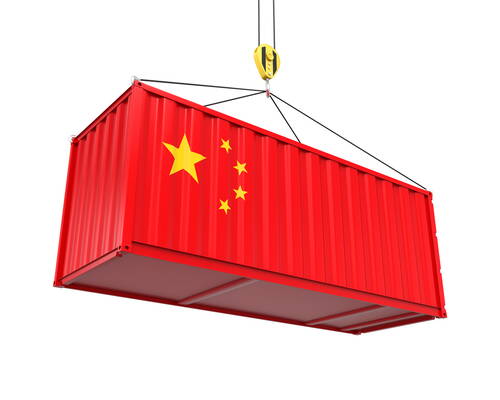 Roter Frachtcontainer mit chinesischer Flagge wird von einem Kran angehoben