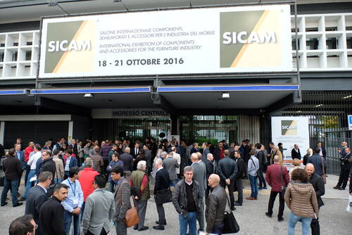 Menschenmenge von Fachbesuchern wartet vor dem Haupteingang der internationalen Möbelzuliefermesse SICAM 2016 in Italien