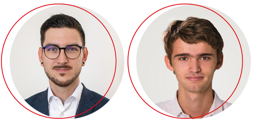 Zwei junge Männer in kreisförmigen Porträts, links im Anzug mit Brille und kurzen dunklen Haaren, rechts im hellen Hemd mit kurzem braunem Haar, beide frontal vor hellem Hintergrund.