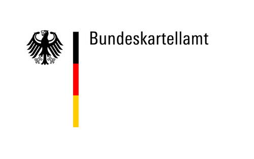 Logo des Bundeskartellamts mit Bundesadler und senkrechter Deutschlandflagge links neben dem Schriftzug „Bundeskartellamt“.
