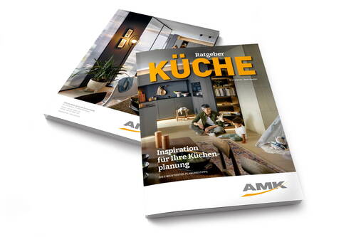 Zwei übereinanderliegende AMK-Küchenratgeber mit moderner Küchen- und Wohnszene auf dem Titel, in der ein Erwachsener mit einem Kind auf dem Teppich spielt.