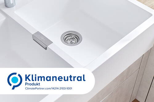 Weiße Küchenspüle mit Edelstahl-Ablauf und eingeblendetem Siegel für klimaneutrales Produkt von ClimatePartner