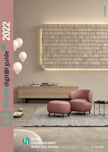 Modernes Wohnzimmer mit rosa Sessel und Hocker auf grauem Teppich, seitlichem Sideboard mit Dekoration, großen Holzpaneelen an der Wand und rosafarbenen Luftballons am linken Bildrand