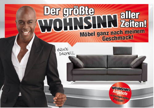 Werbeanzeige mit elegant gekleideter Person neben modernem schwarzen Ledersofa vor rotem Strahlenhintergrund und großem Schriftzug „Der größte Wohnsinn aller Zeiten – Möbel ganz nach meinem Geschmack“.