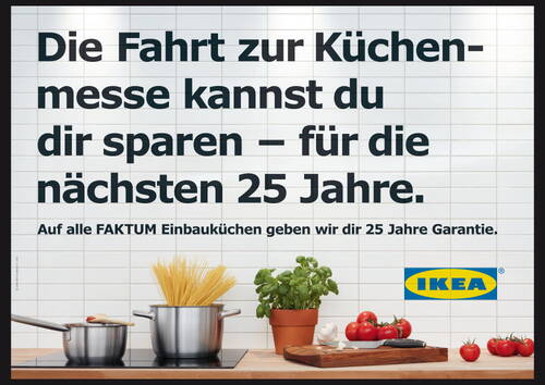 Werbeanzeige mit weiß gefliester Küchenwand, auf der ein großer deutscher Slogan zu 25 Jahren Garantie für FAKTUM Einbauküchen steht, davor ein Herd mit Kochtöpfen, Spaghetti, Basilikumtopf, Tomaten und das IKEA-Logo.
