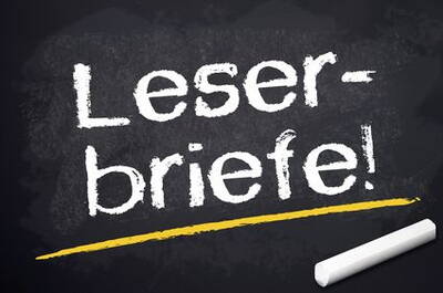 Kreidetafel mit der weißen Aufschrift „Leserbriefe!“ und einem gelben Unterstrich neben einem Stück Kreide