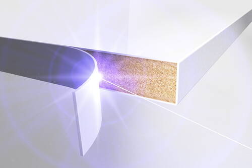 Laserstrahl verschweißt eine weiße Kunststoffkante fugenlos mit der Spanplattenkante eines Möbelelements