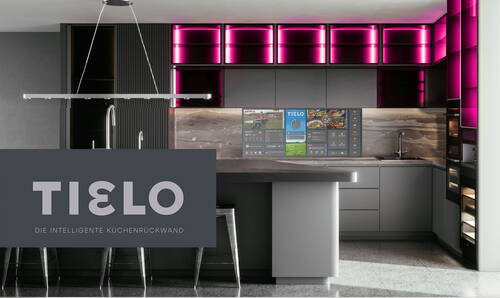 Moderne Grauküche mit leuchtend pink hinterleuchteten Oberschränken und digitaler, interaktiver Küchenrückwand mit Tielo-Bedienoberfläche