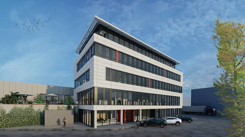 Modernes fünfstöckiges Bürogebäude mit großer Glasfassade, Dachterrasse und angrenzendem Parkplatz mit mehreren Autos und Lkw unter blauem Himmel