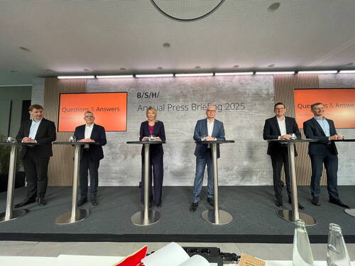 Sechs Führungskräfte von BSH stehen auf einer Bühne hinter Stehtischen und beantworten Fragen bei der Annual Press Briefing 2025, flankiert von zwei orangen „Questions & Answers“-Bildschirmen.