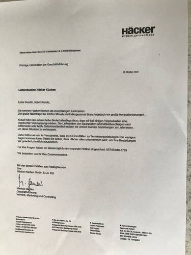Geschäftsbrief von Häcker Küchen über Lieferengpässe und mögliche Terminverschiebungen bei Bestellungen, datiert auf den 20. Oktober 2020 und unterzeichnet von Geschäftsführer Markus Sander