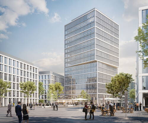 Menschen flanieren und sitzen in einem modernen Stadtplatz mit hohen, verglasten Bürogebäuden und Straßencafés bei sonnigem Wetter