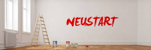 Leerer, frisch gestrichener Raum mit Leiter und Farbdosen, an dessen weißer Wand groß das Wort „NEUSTART“ in roter Farbe steht
