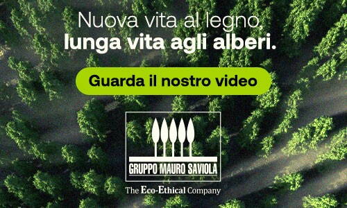 Luftaufnahme eines dichten grünen Nadelwaldes mit italienischem Werbetext für nachhaltige Holznutzung und einem hervorgehobenen Button „Guarda il nostro video“ über dem Logo von Gruppo Mauro Saviola.