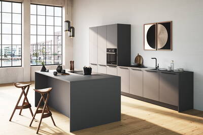 Modern minimalistische Küche mit grauer Kochinsel, hohen Fenstern mit Blick auf ein Hafenbecken und schlichtem Wanddekor über der geradlinigen Einbauzeile