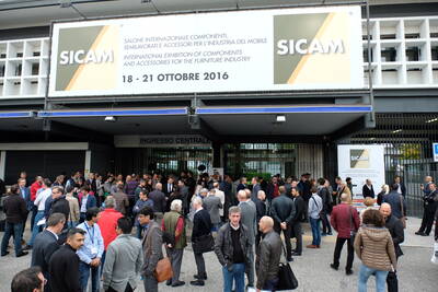 Menschenmenge von Fachbesuchern wartet vor dem Haupteingang der internationalen Möbelzuliefermesse SICAM 2016 in Italien