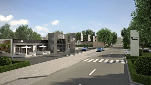 Moderne Straßenszene mit dem Ausstellungsgebäude „cube 30“, Außensitzbereich mit Sonnenschirmen, parkenden Autos und begrünten Gehwegen unter blauem Himmel