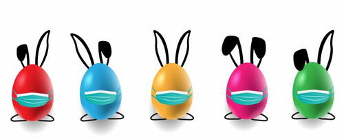 Bunte Ostereier mit Hasenohren tragen Schutzmasken und stehen nebeneinander auf weißem Hintergrund