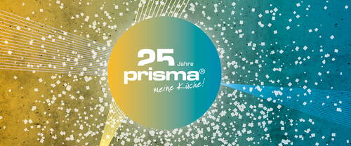 Grafische Jubiläumsanzeige mit der Aufschrift „25 Jahre prisma – meine Küche!“ vor gelb-türkisfarbenem Hintergrund, umgeben von Linien und Konfettielementen.