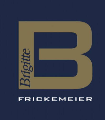 Goldenes Monogramm „B“ mit vertikal gesetztem Vornamen „Brigitte“ und weißem Nachnamen „Frickemeier“ auf dunkelblauem Hintergrund