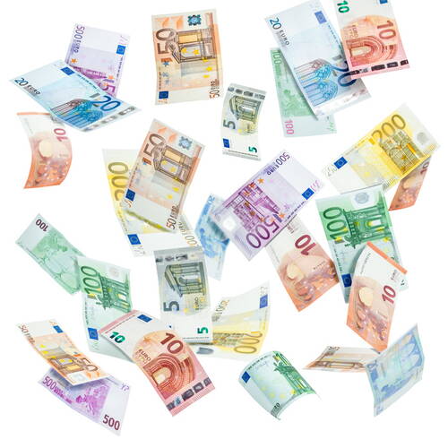 Verschiedenfarbige Euro-Banknoten in unterschiedlichen Stückelungen wirbeln frei vor weißem Hintergrund durcheinander