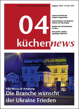 Titelseite des Magazins „küchennews“ mit nächtlicher Aufnahme der beleuchteten Villa Wesco in Arnsberg und der Schlagzeile „Die Branche wünscht der Ukraine Frieden“
