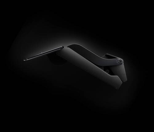 Schwarzer, ergonomisch geformter Monitorarm mit verstellbarem Gelenk und schlankem Profil vor dunklem Hintergrund