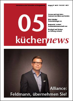 Titelseite der Fachzeitschrift „küchennews“ mit großem roten „05“-Layout, Schlagzeilen zu Corona, Personal- und Branchenmeldungen sowie einem Porträt eines im Anzug gekleideten Mannes über der Titelzeile „Alliance: Feldmann, übernehmen Sie!“