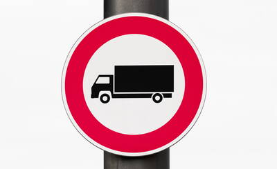 Rundes Verkehrsschild mit rotem Rand und Lkw-Symbol, das ein Durchfahrtsverbot für Lastkraftwagen anzeigt