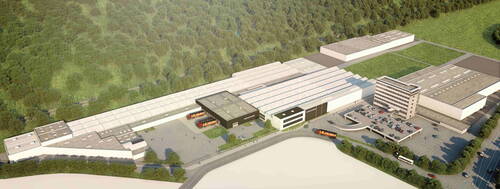 Luftaufnahme eines weitläufigen Industrie- und Bürokomplexes am Waldrand mit Lagerhallen, Verwaltungsgebäude, Parkplätzen und anliefernden Lastwagen