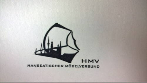 Logo des Hanseatischen Möbelverbunds mit schwarzer Silhouette einer Hafenstadt in einem stilisierten Segelboot auf hellem Hintergrund