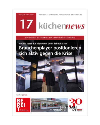 Titelseite der Fachzeitschrift „küchennews“ mit Schlagzeile zu Branchenplayern gegen die Krise und Foto von Messebesuchern vor einer großformatigen, leuchtenden Küchenpräsentation