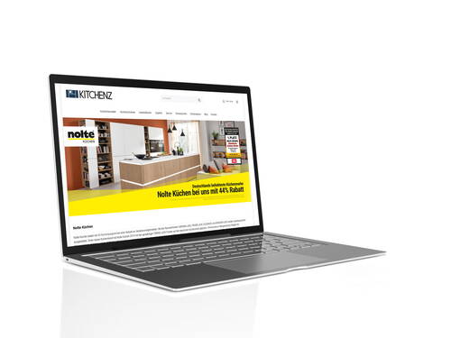 Geöffnete Küchenzubehör-Webseite auf einem modernen Laptop mit Werbebanner für Nolte Küchen und 44 % Rabattaktion