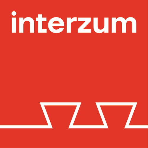 Weißer Schriftzug „interzum“ auf rotem Hintergrund mit stilisiertem weißen Zickzackband am unteren Rand