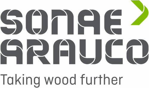 Graues Sonae-Arauco-Logo mit modern gerundeter Schrift, grünem Pfeilsymbol rechts und dem Slogan „Taking wood further“ darunter