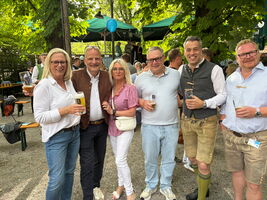 Fröhliches Beisammensein: Silke Weisser, Lutz-Oliver Saligmann und Partnerin, Bernd Weisser, Sebastian Ricke und Stefan Scharnke.